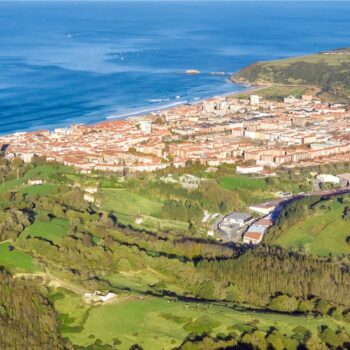 Come and Surf with your School in Groups Ven a surfear con Escuela-Grupos Surfen met School Werk of Vrienden - Groep Komm mit deiner Schule, Arbeit oder Freunden Surfen!