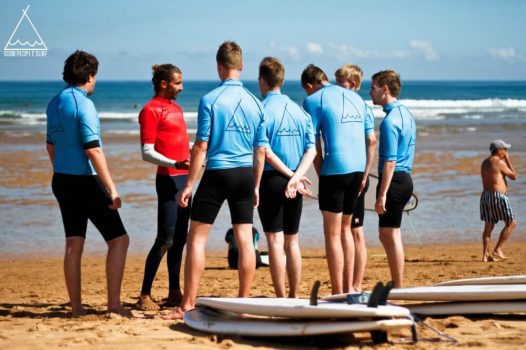 Good Surf Camp Zarautz Campamento de Surf & Escuela Wir bieten Surfcamps Wij bieden Surfcamps