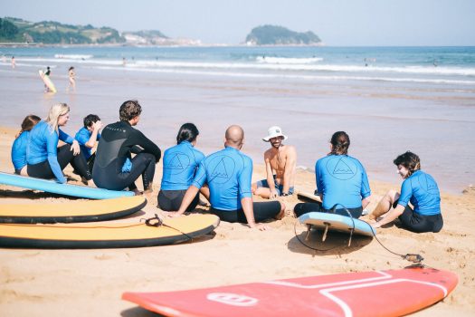 Good Surf Camp Zarautz Campamento de Surf & Escuela Wir bieten Surfcamps Wij bieden Surfcamps